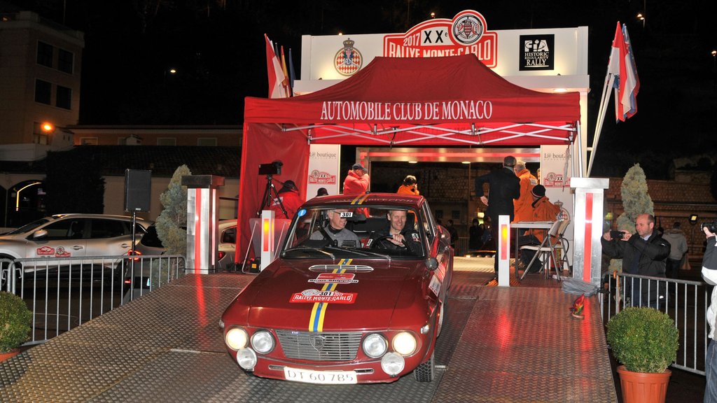Kenneth Kruse Simonsen og Otto Kristensen forlader storsmilende målrampen i Monaco i 2017, på vej ud på de lange knives nat
(Foto: Viggo Johansen, rallypics.dk)